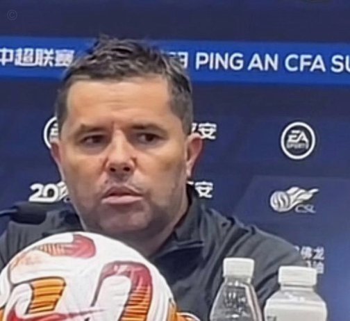 横扫泰山！青岛海牛主帅米兰赛后发布会上作揖感谢记者