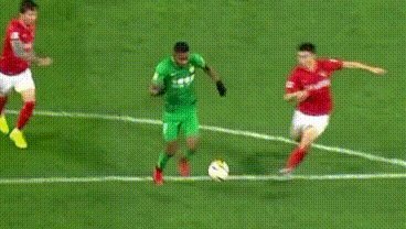 VAR介入，马宁回看视频后判定拉莫斯犯规和点球
