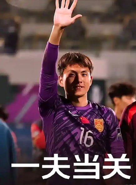 国少单刀机会躲开对手门将，解说吐槽：这球怎么能躲昵？