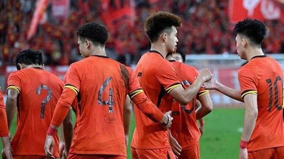 国足险胜新加坡 上下半表现大起落