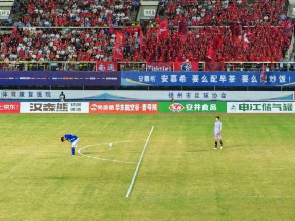 半场：南通0-1扬州，崔钧贤自摆乌龙，徐君染红